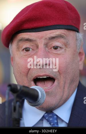 QUEENS, NEW YORK – 1 NOVEMBRE 2025: Curtis Sliwa, candidato sindaco e fondatore dei Guardian Angels, ha continuato la sua attività di base con una passeggiata lungo Hillside Avenue nel Queens. A partire dalla 258th Street presso l'ufficio locale della campagna di Sliwa, salutò i residenti, visitò piccole imprese e discusse la sicurezza del quartiere, il transito e le preoccupazioni della comunità con gli elettori prima del giorno delle elezioni. (Foto: Luiz Rampelotto/EuropaNewswire) Foto Stock