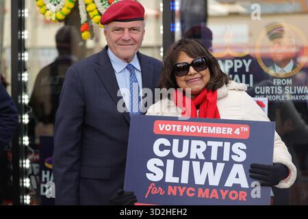 QUEENS, NEW YORK – 1 NOVEMBRE 2025: Curtis Sliwa, candidato sindaco e fondatore dei Guardian Angels, ha continuato la sua attività di base con una passeggiata lungo Hillside Avenue nel Queens. A partire dalla 258th Street presso l'ufficio locale della campagna di Sliwa, salutò i residenti, visitò piccole imprese e discusse la sicurezza del quartiere, il transito e le preoccupazioni della comunità con gli elettori prima del giorno delle elezioni. (Foto: Luiz Rampelotto/EuropaNewswire) Foto Stock
