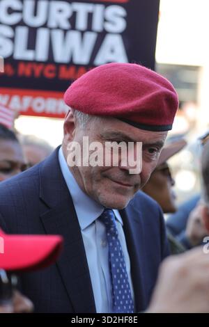 New York, New York, Stati Uniti. 1 novembre 2025. QUEENS, NEW YORK '' " 1 NOVEMBRE 2025: Curtis Sliwa, candidato sindaco e fondatore dei Guardian Angels, ha continuato la sua attività di base con una passeggiata lungo Hillside Avenue nel Queens. A partire dalla 258th Street presso l'ufficio locale della campagna di Sliwa, salutò i residenti, visitò piccole imprese e discusse la sicurezza del quartiere, il transito e le preoccupazioni della comunità con gli elettori prima del giorno delle elezioni. (Credit Image: © Luiz Rampelotto/ZUMA Press Wire) SOLO PER USO EDITORIALE! Non per USO commerciale! Foto Stock