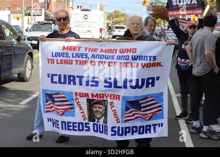 New York, New York, Stati Uniti. 1 novembre 2025. QUEENS, NEW YORK '' " 1 NOVEMBRE 2025: Curtis Sliwa, candidato sindaco e fondatore dei Guardian Angels, ha continuato la sua attività di base con una passeggiata lungo Hillside Avenue nel Queens. A partire dalla 258th Street presso l'ufficio locale della campagna di Sliwa, salutò i residenti, visitò piccole imprese e discusse la sicurezza del quartiere, il transito e le preoccupazioni della comunità con gli elettori prima del giorno delle elezioni. (Credit Image: © Luiz Rampelotto/ZUMA Press Wire) SOLO PER USO EDITORIALE! Non per USO commerciale! Foto Stock