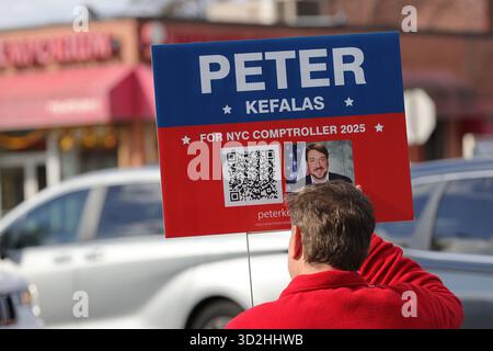 New York, Stati Uniti. 1 novembre 2025. QUEENS, NEW YORK - 1 NOVEMBRE 2025: Curtis Sliwa, candidato sindaco e fondatore dei Guardian Angels, ha continuato la sua attività di base con una passeggiata lungo Hillside Avenue nel Queens. A partire dalla 258th Street presso l'ufficio locale della campagna di Sliwa, salutò i residenti, visitò piccole imprese e discusse la sicurezza del quartiere, il transito e le preoccupazioni della comunità con gli elettori prima del giorno delle elezioni. (Foto: Luiz Rampelotto/EuropaNewswire/Sipa USA) credito: SIPA USA/Alamy Live News Foto Stock