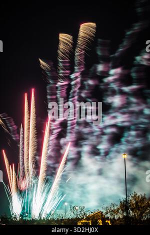 Londra Regno Unito - 1 novembre 2025: Blackheath Guy Fawkes Night fuochi d'artificio esibizione aerea sulla Heath. Credito: Glosszoom/Alamy Live News Foto Stock