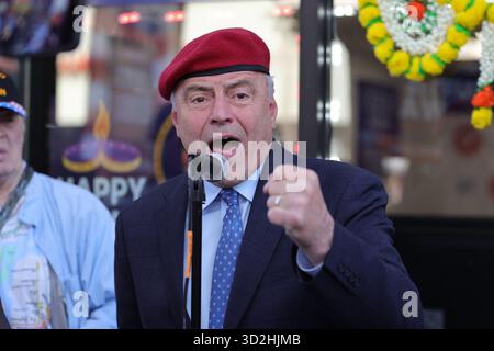 New York, Stati Uniti. 1 novembre 2025. QUEENS, NEW YORK - 1 NOVEMBRE 2025: Curtis Sliwa, candidato sindaco e fondatore dei Guardian Angels, ha continuato la sua attività di base con una passeggiata lungo Hillside Avenue nel Queens. A partire dalla 258th Street presso l'ufficio locale della campagna di Sliwa, salutò i residenti, visitò piccole imprese e discusse la sicurezza del quartiere, il transito e le preoccupazioni della comunità con gli elettori prima del giorno delle elezioni. (Foto: Luiz Rampelotto/EuropaNewswire/Sipa USA) credito: SIPA USA/Alamy Live News Foto Stock