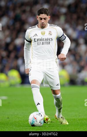 Madrid, Spagna. 1 novembre 2025. MADRID, SPAGNA - 1 novembre: Federico Valverde del Real Madrid in azione durante la partita della Liga 2025/26 tra Real Madrid e Valencia allo stadio Santiago Bernabeu. (Foto di Guillermo Martinez/f22photo/Sipa USA) credito: SIPA USA/Alamy Live News Foto Stock
