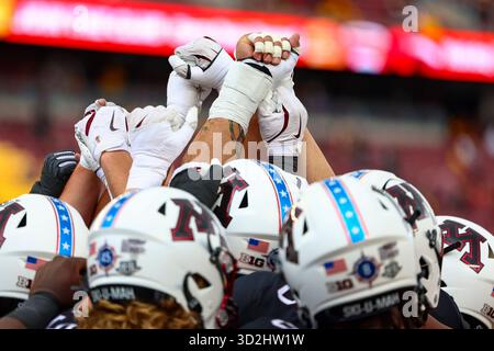 Minneapolis, Minnesota, Stati Uniti. 1 novembre 2025. I giocatori del Minnesota raccolgono le mani prima di entrare in campo. L'Università del Minnesota e il Michigan State si affrontarono all'Huntington Bank Stadium il 1° novembre. L'Università del Minnesota fu vittoriosa con un punteggio di 23-20 ai tempi supplementari. (Credit Image: © Michael Turner/ZUMA Press Wire) SOLO PER USO EDITORIALE! Non per USO commerciale! Foto Stock