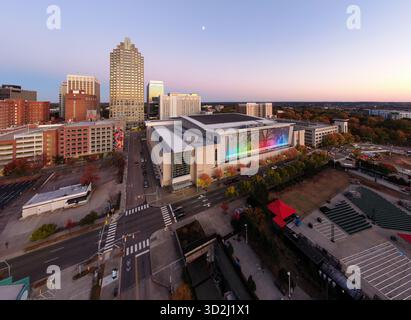 Immagine del drone aereo del centro convegni di Raleigh e skyline del centro al tramonto con fogliame d'autunno: Architettura, viaggi, paesaggio urbano Foto Stock