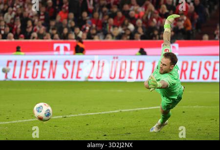 Monaco, Germania. 1 novembre 2025. Mark Flekken, portiere del Bayer 04 Leverkusen, salva la partita di calcio tedesca di prima divisione tra Bayern Monaco e Bayer 04 Leverkusen a Monaco, Germania, 1 novembre 2025. Crediti: Philippe Ruiz/Xinhua/Alamy Live News Foto Stock