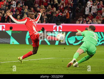 Monaco, Germania. 1 novembre 2025. Nicolas Jackson (L) del Bayern Munich spara durante la partita di calcio tedesca di prima divisione tra Bayern Monaco e Bayer 04 Leverkusen a Monaco, Germania, 1 novembre 2025. Crediti: Philippe Ruiz/Xinhua/Alamy Live News Foto Stock