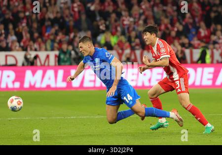 Monaco, Germania. 1 novembre 2025. Kim min-Jae (R) del Bayern Monaco fa un fallo durante la partita di calcio tedesca di prima divisione tra Bayern Monaco e Bayer 04 Leverkusen a Monaco, Germania, 1 novembre 2025. Crediti: Philippe Ruiz/Xinhua/Alamy Live News Foto Stock