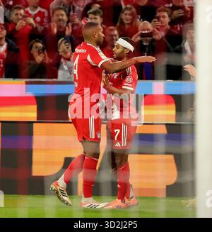 Monaco, Germania. 1 novembre 2025. Serge Gnabry (R) del Bayern Monaco celebra il gol con il suo compagno di squadra Jonathan Tah durante la partita di calcio tedesca di prima divisione tra Bayern Monaco e Bayer 04 Leverkusen a Monaco, Germania, 1 novembre 2025. Crediti: Philippe Ruiz/Xinhua/Alamy Live News Foto Stock