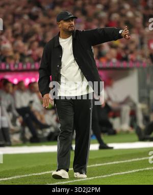 Monaco, Germania. 1 novembre 2025. Vincent Kompany, allenatore del Bayern Monaco, reagisce durante la partita di calcio tedesca di prima divisione tra Bayern Monaco e Bayer 04 Leverkusen a Monaco, Germania, 1 novembre 2025. Crediti: Philippe Ruiz/Xinhua/Alamy Live News Foto Stock
