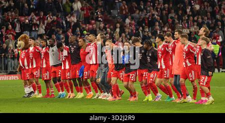Monaco, Germania. 1 novembre 2025. I giocatori del Bayern Monaco festeggiano dopo la partita di calcio tedesca di prima divisione tra Bayern Monaco e Bayer 04 Leverkusen a Monaco, Germania, 1 novembre 2025. Crediti: Philippe Ruiz/Xinhua/Alamy Live News Foto Stock