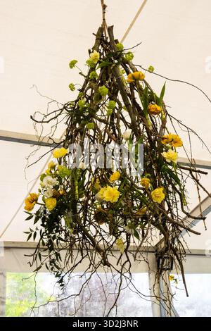 Decorazione floreale sospesa in fiori e rami secchi Foto Stock