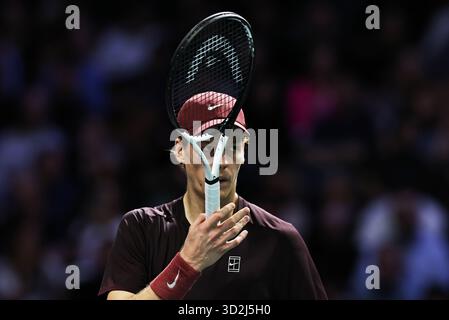 Parigi, Francia. 1 novembre 2025. Jannik Sinner d'Italia reagisce durante la semifinale contro Alexander Zverev della Germania al torneo di tennis Paris ATP Masters 1000 alla Paris la Defense Arena di Parigi, in Francia, 1 novembre 2025. Crediti: Gao Jing/Xinhua/Alamy Live News Foto Stock