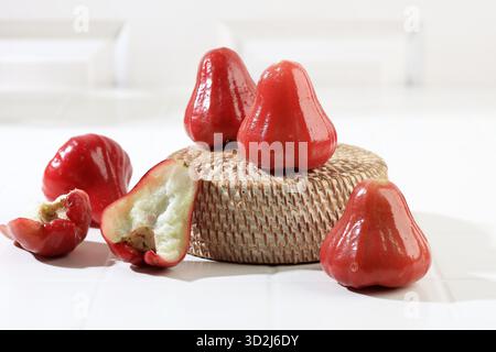 Jambu Citra, Red Rose Apple o myrtaceae. Frutta tropicale con gusto dolce e acido Foto Stock