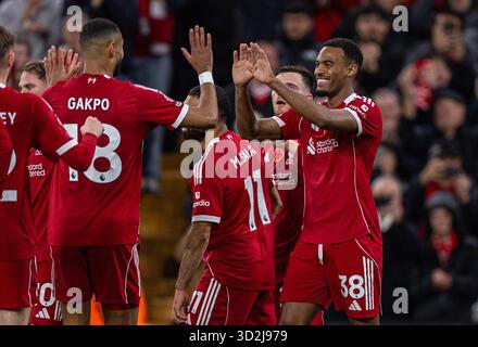(251102) -- LIVERPOOL, 2 novembre 2025 (Xinhua) -- Ryan Gravenberch del Liverpool festeggia dopo aver segnato il secondo gol durante la partita di Premier League inglese tra Liverpool FC e Aston Villa FC a Liverpool, Regno Unito, il 1 novembre 2025. (XINHUA) SOLO PER USO EDITORIALE. NON IN VENDITA PER CAMPAGNE PUBBLICITARIE O DI MARKETING. DIVIETO DI UTILIZZO CON AUDIO, VIDEO, DATI, ELENCHI DI INCONTRI, LOGHI CLUB/LEAGUE O SERVIZI "LIVE" NON AUTORIZZATI. UTILIZZO ONLINE IN-MATCH LIMITATO A 45 IMMAGINI, SENZA EMULAZIONE VIDEO. NON È CONSENTITO L'USO IN SCOMMESSE, GIOCHI O PUBBLICAZIONI PER SINGOLI CLUB/CAMPIONATO/GIOCATORI. Foto Stock