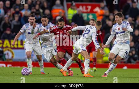 (251102) -- LIVERPOOL, 2 novembre 2025 (Xinhua) -- Mohamed Salah del Liverpool affronta quattro giocatori dell'Aston Villa durante la partita di Premier League inglese tra Liverpool FC e Aston Villa FC a Liverpool, Regno Unito, il 1 novembre 2025. (XINHUA) SOLO PER USO EDITORIALE. NON IN VENDITA PER CAMPAGNE PUBBLICITARIE O DI MARKETING. DIVIETO DI UTILIZZO CON AUDIO, VIDEO, DATI, ELENCHI DI INCONTRI, LOGHI CLUB/LEAGUE O SERVIZI "LIVE" NON AUTORIZZATI. UTILIZZO ONLINE IN-MATCH LIMITATO A 45 IMMAGINI, SENZA EMULAZIONE VIDEO. NON È CONSENTITO L'USO IN SCOMMESSE, GIOCHI O PUBBLICAZIONI PER SINGOLI CLUB/CAMPIONATO/GIOCATORI. Foto Stock