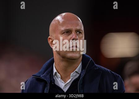 (251102) -- LIVERPOOL, 2 novembre 2025 (Xinhua) -- il capo-allenatore del Liverpool Arne slot reagisce prima della partita di Premier League inglese tra Liverpool FC e Aston Villa FC a Liverpool, Regno Unito, il 1 novembre 2025. (XINHUA) SOLO PER USO EDITORIALE. NON IN VENDITA PER CAMPAGNE PUBBLICITARIE O DI MARKETING. DIVIETO DI UTILIZZO CON AUDIO, VIDEO, DATI, ELENCHI DI INCONTRI, LOGHI CLUB/LEAGUE O SERVIZI "LIVE" NON AUTORIZZATI. UTILIZZO ONLINE IN-MATCH LIMITATO A 45 IMMAGINI, SENZA EMULAZIONE VIDEO. NON È CONSENTITO L'USO IN SCOMMESSE, GIOCHI O PUBBLICAZIONI PER SINGOLI CLUB/CAMPIONATO/GIOCATORI. Foto Stock