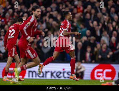 (251102) -- LIVERPOOL, 2 novembre 2025 (Xinhua) -- Ryan Gravenberch (R) del Liverpool festeggia dopo aver segnato il secondo gol durante la partita di Premier League inglese tra Liverpool FC e Aston Villa FC a Liverpool, Regno Unito, il 1 novembre 2025. (XINHUA) SOLO PER USO EDITORIALE. NON IN VENDITA PER CAMPAGNE PUBBLICITARIE O DI MARKETING. DIVIETO DI UTILIZZO CON AUDIO, VIDEO, DATI, ELENCHI DI INCONTRI, LOGHI CLUB/LEAGUE O SERVIZI "LIVE" NON AUTORIZZATI. UTILIZZO ONLINE IN-MATCH LIMITATO A 45 IMMAGINI, SENZA EMULAZIONE VIDEO. NON È CONSENTITO L'USO IN SCOMMESSE, GIOCHI O PUBBLICAZIONI PER SINGOLI CLUB/CAMPIONATO/GIOCATORI. Foto Stock