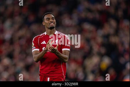 (251102) -- LIVERPOOL, 2 novembre 2025 (Xinhua) -- Ryan Gravenberch del Liverpool applaude i tifosi dopo la partita di Premier League inglese tra Liverpool FC e Aston Villa FC a Liverpool, Regno Unito, il 1 novembre 2025. (XINHUA) SOLO PER USO EDITORIALE. NON IN VENDITA PER CAMPAGNE PUBBLICITARIE O DI MARKETING. DIVIETO DI UTILIZZO CON AUDIO, VIDEO, DATI, ELENCHI DI INCONTRI, LOGHI CLUB/LEAGUE O SERVIZI "LIVE" NON AUTORIZZATI. UTILIZZO ONLINE IN-MATCH LIMITATO A 45 IMMAGINI, SENZA EMULAZIONE VIDEO. NON È CONSENTITO L'USO IN SCOMMESSE, GIOCHI O PUBBLICAZIONI PER SINGOLI CLUB/CAMPIONATO/GIOCATORI. Foto Stock