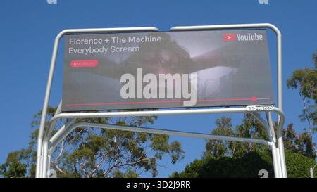 Los Angeles, California, USA 1 novembre 2025 Florence & the Machine Everybody Scream nuovo album YouTube Billboard su Sunset Blvd il 1° novembre 2025 a Los Angeles, California, USA. Foto di Barry King/Alamy Stock Photo Foto Stock