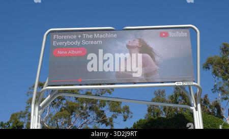 Los Angeles, California, USA 1 novembre 2025 Florence & the Machine Everybody Scream nuovo album YouTube Billboard su Sunset Blvd il 1° novembre 2025 a Los Angeles, California, USA. Foto di Barry King/Alamy Stock Photo Foto Stock