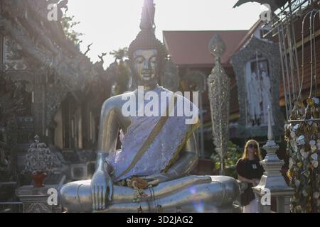 La magnifica statua di Buddha si trova pacificamente nel tempio, riflettendo la serena cultura spirituale della Thailandia. Simbolo iconico del buddismo ispira meditazione e Foto Stock