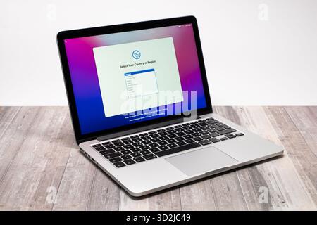 Apple MacBook Pro all'inizio del 2015 nel colore argento. Computer portatile in primo piano. Prodotto tecnologico dell'azienda di Cupertino (Silicon Valley). Foto Stock