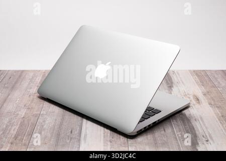 Apple MacBook Pro all'inizio del 2015 nel colore argento. Computer portatile in primo piano. Lato posteriore con il logo Apple illuminato. Foto Stock