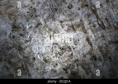Misterioso sfondo astratto con texture in metallo scuro, ruvido e resistente agli agenti atmosferici. Superficie grunge industriale caratterizzata da un aspetto smussato, irregolare e invecchiato per des Foto Stock