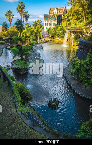 Il pittoresco piccolo lago con cascata e fontane è uno dei luoghi più visitati nei giardini tropicali di Monte Palace, Funchal, Isola di Madeira, po Foto Stock
