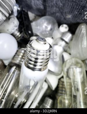 Dettaglio del riciclaggio delle vecchie lampadine rotte Foto Stock