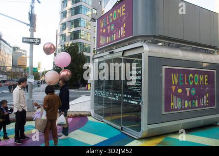 1 novembre 2025, New York City, New York, Stati Uniti: Hudson Square Bike Lockup. Oonee ha aperto un parcheggio sicuro per biciclette vicino all'Holland Tunnel in collaborazione con l'Hudson Square BID e la Port Authority of NY & NJ La cialda può contenere fino a 20 biciclette, senza alcun costo per l'utente, in base all'ordine di arrivo. Il pod fornirà ai residenti locali, ai pendolari e ai lavoratori addetti alle consegne un luogo sicuro in cui conservare le biciclette durante gli spostamenti dell'ultimo miglio, i lavori di consegna o l'uso ricreativo. (Credit Image: © Billy Tompkins/ZUMA Press Wire) SOLO PER USO EDITORIALE! Non per USO commerciale! Foto Stock
