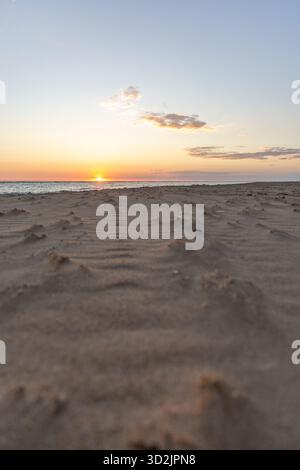 Tramonto sulla spiaggia. Il sole che affonda sotto l'orizzonte nel mare della costa atlantica di ​​the, Rota, Costa de la Luz, Cádiz, Andalusia, Spagna. Foto Stock