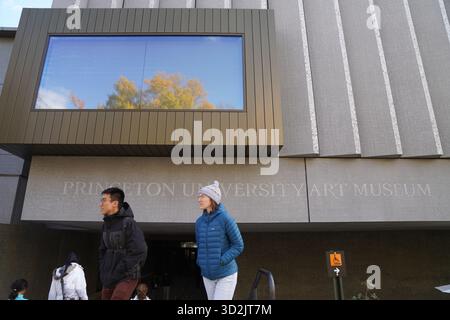 New Jersey, Stati Uniti. 1 novembre 2025. Le persone sono viste di fronte al nuovo Princeton University Art Museum nel New Jersey, negli Stati Uniti, il 1 novembre 2025. Dopo 13 anni di progettazione e costruzione, il nuovo museo d'arte dell'Università di Princeton ha riaperto le sue porte al pubblico con una festa aperta 24 ore su 24 dalle 17:00 del 31 ottobre alle 17:00 del 1° novembre. Crediti: Zhang Fengguo/Xinhua/Alamy Live News Foto Stock