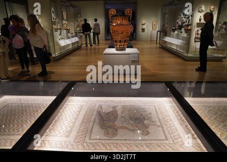 New Jersey, Stati Uniti. 1 novembre 2025. La gente visita il padiglione di arte egizia presso il Princeton University Art Museum nel New Jersey, Stati Uniti, il 1 novembre 2025. Dopo 13 anni di progettazione e costruzione, il nuovo museo d'arte dell'Università di Princeton ha riaperto le sue porte al pubblico con una festa aperta 24 ore su 24 dalle 17:00 del 31 ottobre alle 17:00 del 1° novembre. Crediti: Zhang Fengguo/Xinhua/Alamy Live News Foto Stock