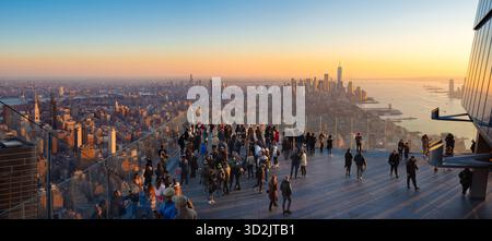 Vista del tramonto di New York dalla piattaforma di osservazione Edge al 100° piano di 30 Hudson Yards con visitatori che si affacciano su Lower Manhattan Foto Stock