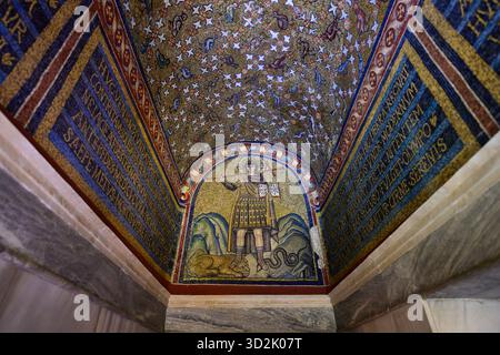 Ravenna, Italia - settembre 29 2025: Mosaico di Cristo come Guerriero, nella Cappella di Sant'Andrea, che cammina su un leone e un serpente, trionfante sul male Foto Stock