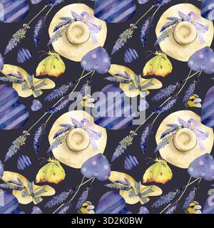 Fiori di lavandula lavanda, motivo a forma di cuore e cappello di paglia con nastri e farfalle. Illustrazione isolata con motivo senza cuciture disegnata a mano in acquerello Foto Stock