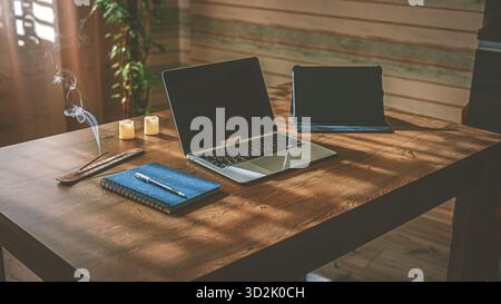 Spazio di lavoro creativo. La configurazione minimalista della scrivania con PC desktop, altoparlante Bluetooth, incenso aromatico e lampade luminose aggiungono pace e ispirazione Foto Stock