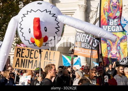 Londra, Regno Unito. 1 novembre 2025. National Animal Rights marzo 2025 in occasione della giornata mondiale vegana gli attivisti per i diritti degli animali si sono riuniti a Marble Arch e hanno marciato attraverso il centro di Londra. Crediti: Stephen Bell Alamy Live News Foto Stock