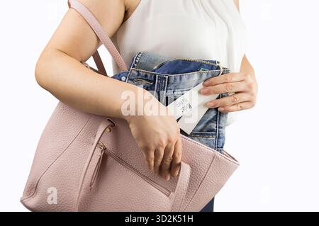 donna che cerca di rubare oggetti da un negozio di abbigliamento Foto Stock