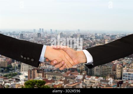 due uomini d'affari irriconoscibili e una donna d'affari che stringono la mano su un paesaggio urbano sullo sfondo Foto Stock