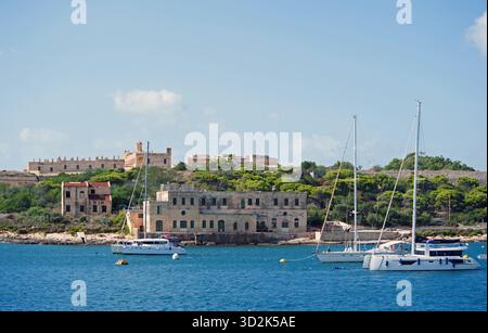 Vista da Sliema agli antichi edifici di quarantena dell'isola di Maniol, la Valletta, Malta Foto Stock