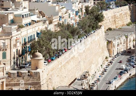 Vista dai giardini superiori di Barrakka verso le graziose case del Bastione di Santa Barbara, la Valletta, Malta Foto Stock