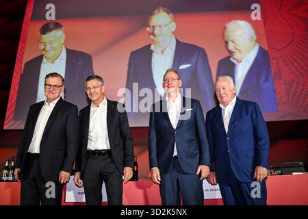 Monaco, Germania. 2 novembre 2025. Calcio: Bundesliga, Assemblea generale del Bayern Monaco. Presidente del Consiglio di amministrazione Jan-Christian Dreesen (l-r, Bayern Monaco), Presidente Herbert Heiner (Bayern Monaco), Dieter Mayer, primo vicepresidente, e Walter Mennekes, secondo vicepresidente, salite sul palco prima dell'inizio dell'assemblea generale annuale. Anche l'elezione del Comitato esecutivo è all'ordine del giorno. Crediti: Harry Langer/dpa/Alamy Live News Foto Stock