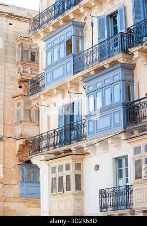 Belle finestre e balconi a la Valletta, Malta Foto Stock