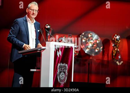Monaco, Germania. 2 novembre 2025. Calcio: Bundesliga, Assemblea generale del Bayern Monaco. Dieter Mayer, primo Vicepresidente, fornisce il rapporto di responsabilità. L'elezione del comitato esecutivo è anche all'ordine del giorno dell'Assemblea generale annuale. Crediti: Harry Langer/dpa/Alamy Live News Foto Stock