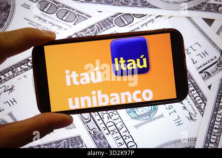 Polonia. 28 settembre 2025. In questa illustrazione fotografica, il logo aziendale Itau Unibanco viene visualizzato sullo schermo di uno smartphone. (Credit Image: © Piotr Swat/SOPA Images via ZUMA Press Wire) SOLO PER USO EDITORIALE! Non per USO commerciale! Foto Stock