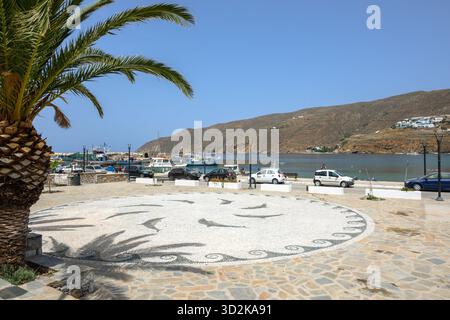 Amorgos, Grecia - 19 maggio 2024: La piazza principale del villaggio di Aegiali sull'isola di Amorgos. Cicladi, Grecia Foto Stock